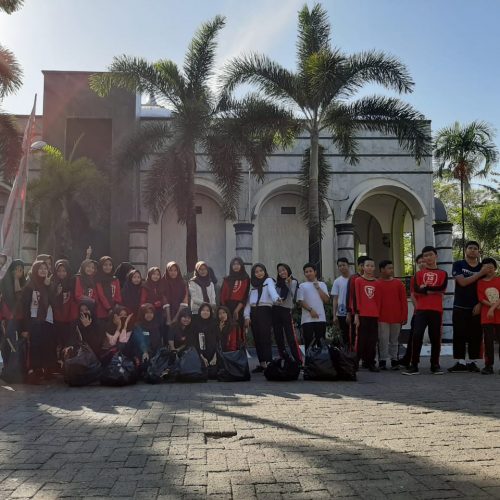 Kegiatan Jumat Bersih SMP Telkom Makassar