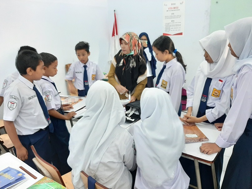 Pemeriksaan Kesehatan Puskesmas Mangasa di SMP Telkom Makassar