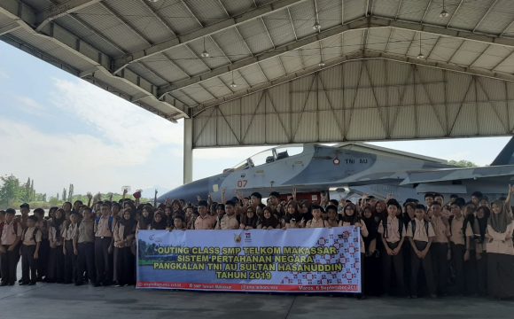 Outing Class SMP Telkom Makassar di Pangkalan Udara TNI-AU Sultan Hasanuddin
