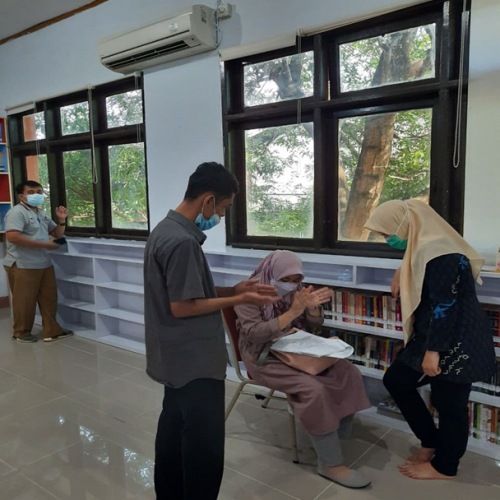 Kunjungan Tim Dinas Perpustakaan Kota Makassar Melalui Program Sentuh Pustaka di SMP Telkom Makassar