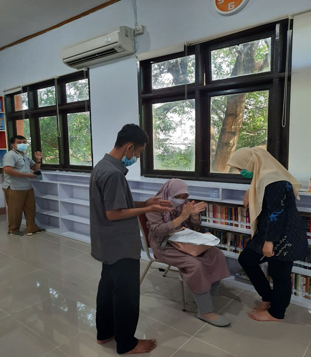Kunjungan Tim Dinas Perpustakaan Kota Makassar Melalui Program Sentuh Pustaka di SMP Telkom Makassar