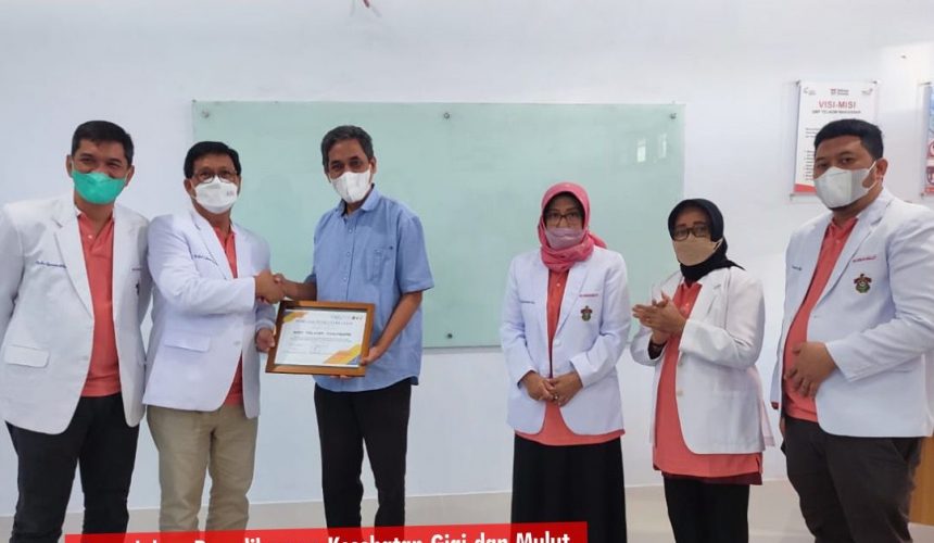 Penyuluhan Pemeliharaan Kesehatan Gigi dan Mulut Siswa/i dan Guru di SMP Telkom Makassar