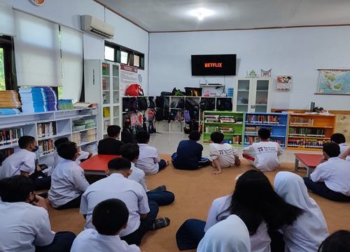 NOBAR “Nonton Bersama Film Edukasi di SMP Telkom Makassar”