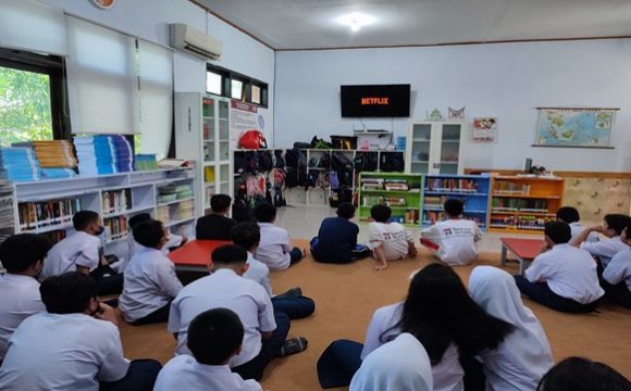 NOBAR “Nonton Bersama Film Edukasi di SMP Telkom Makassar”