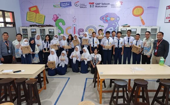 Pengenalan Alat Eksperimen KIT IPA Oleh Penerbit Erlangga di SMP Telkom Makassar