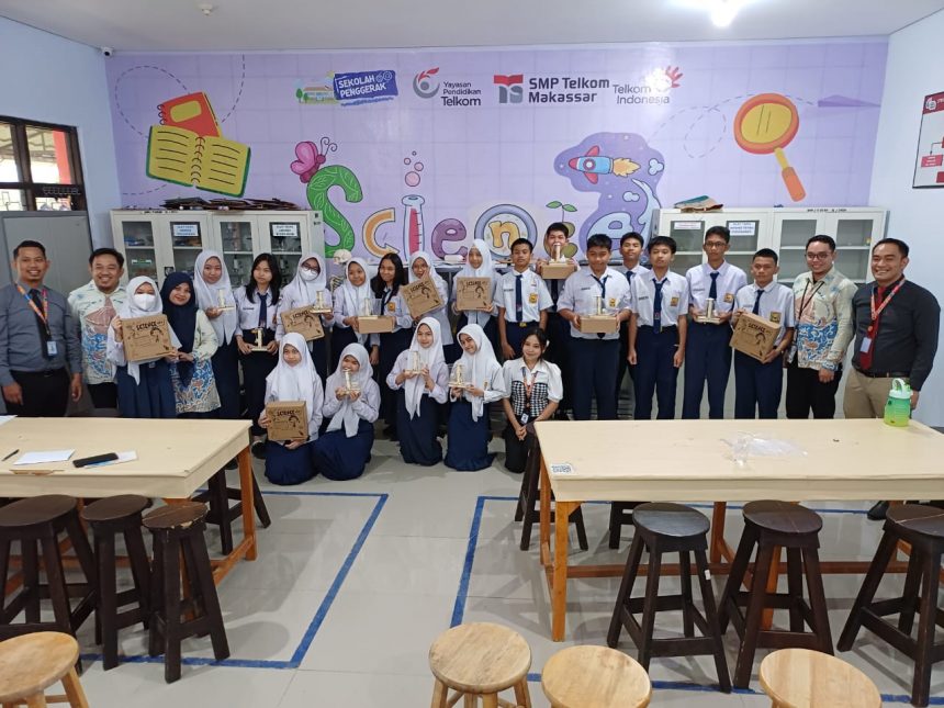 Pengenalan Alat Eksperimen KIT IPA Oleh Penerbit Erlangga di SMP Telkom Makassar