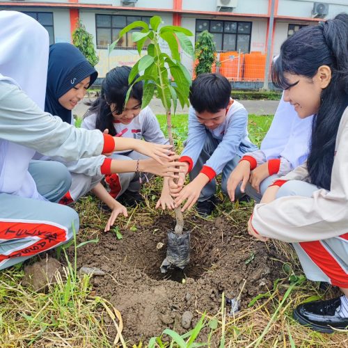 SMP Telkom Makassar Memperingati Hari Bumi 2024 dengan Menanam Pohon Bersama.