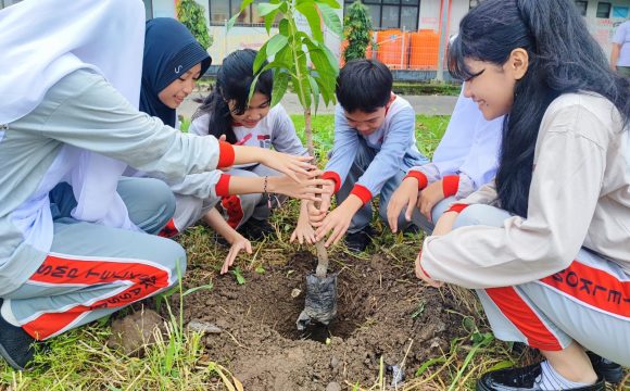 SMP Telkom Makassar Memperingati Hari Bumi 2024 dengan Menanam Pohon Bersama.