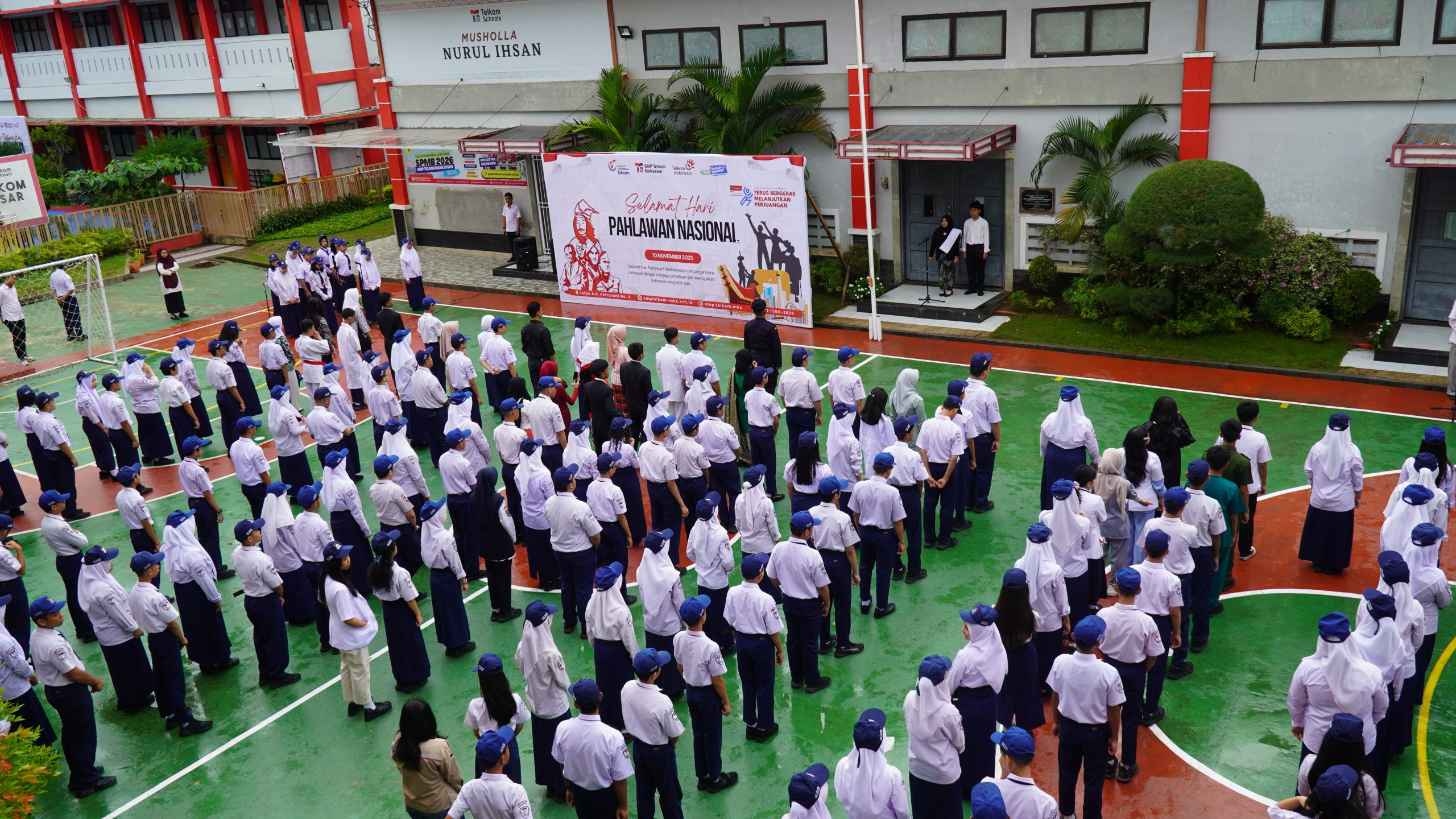 Upacara Peringatan Hari Pahlawan di SMP Telkom Makassar