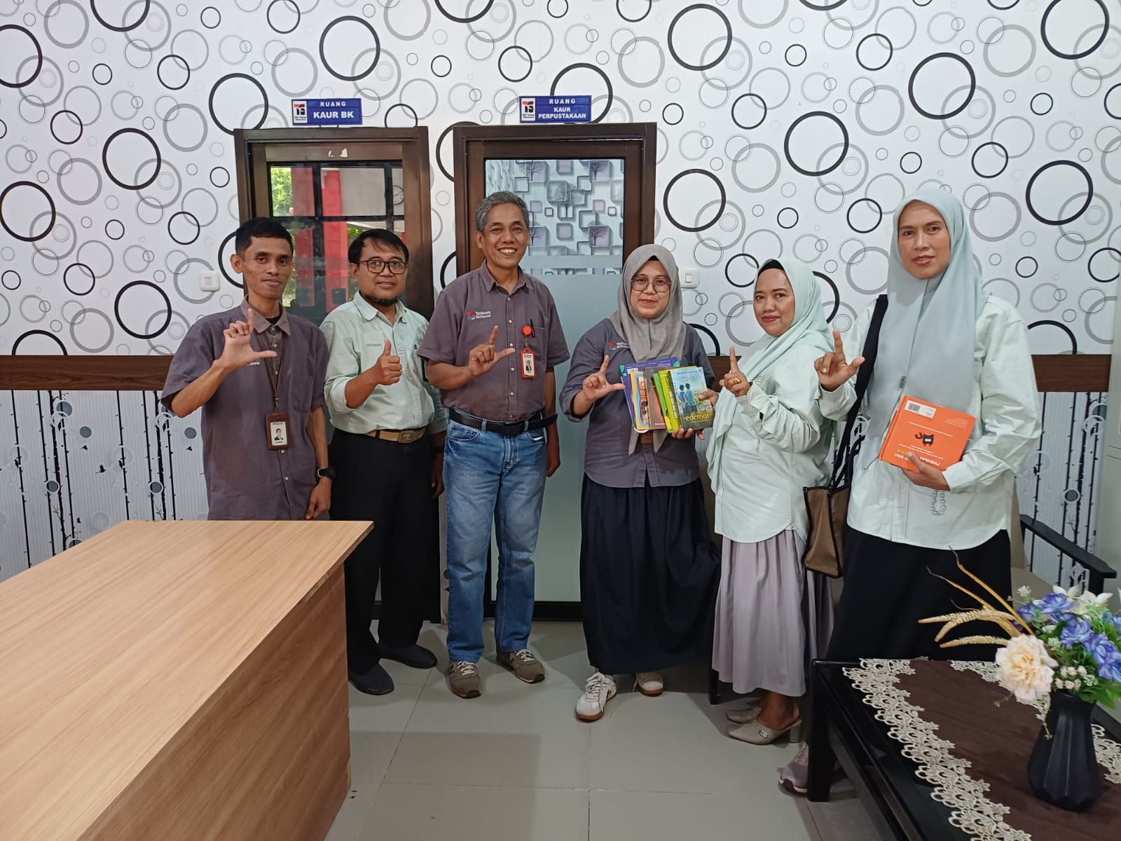 Penyerahan Sumbangan Buku Dropbook kepada Dinas Perpustakaan Kota Makassar