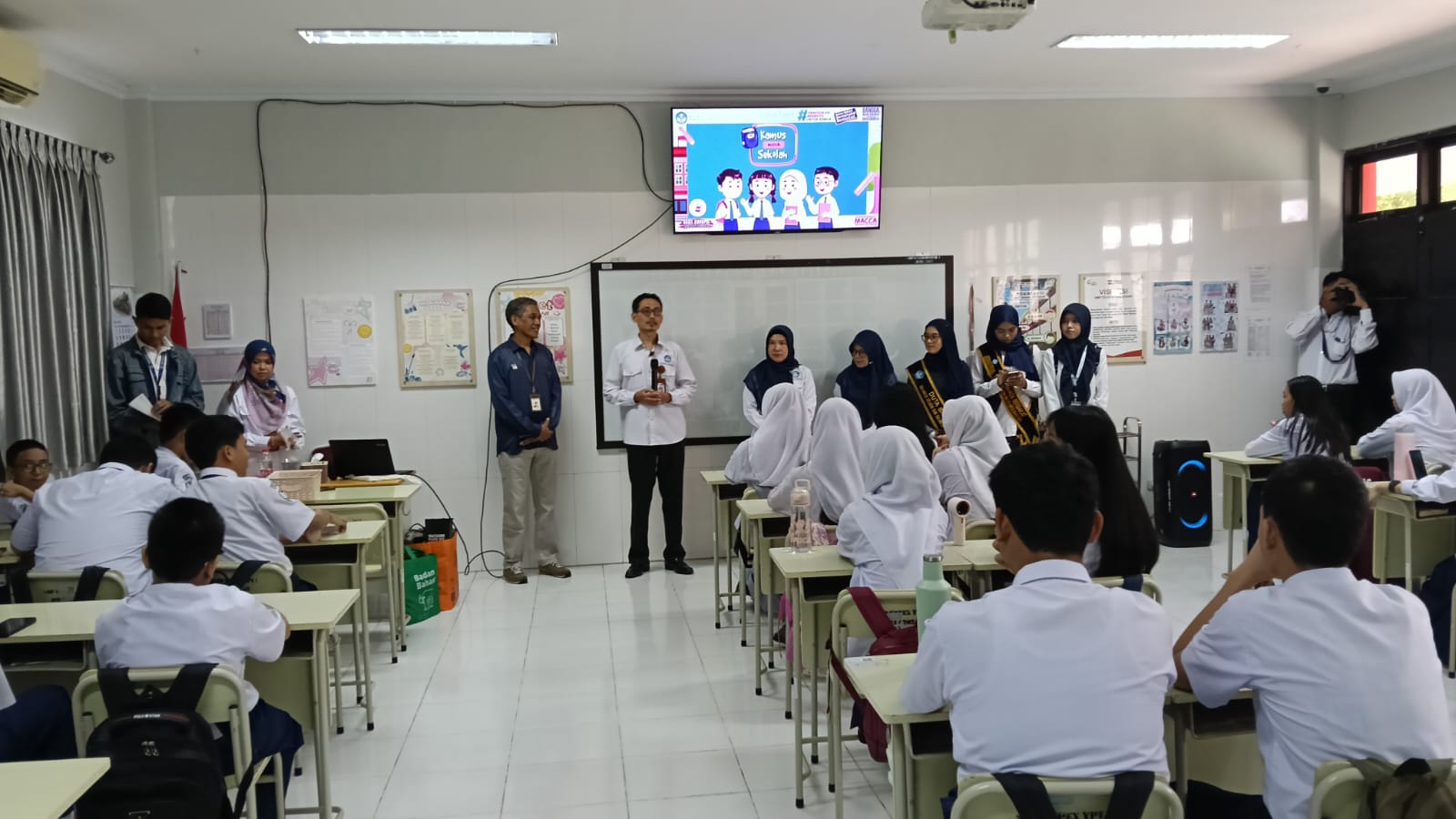 Sosialisasi “Kamus Masuk Sekolah” Bersama Balai Bahasa Provinsi Sulawesi Selatan di SMP Telkom Makassar